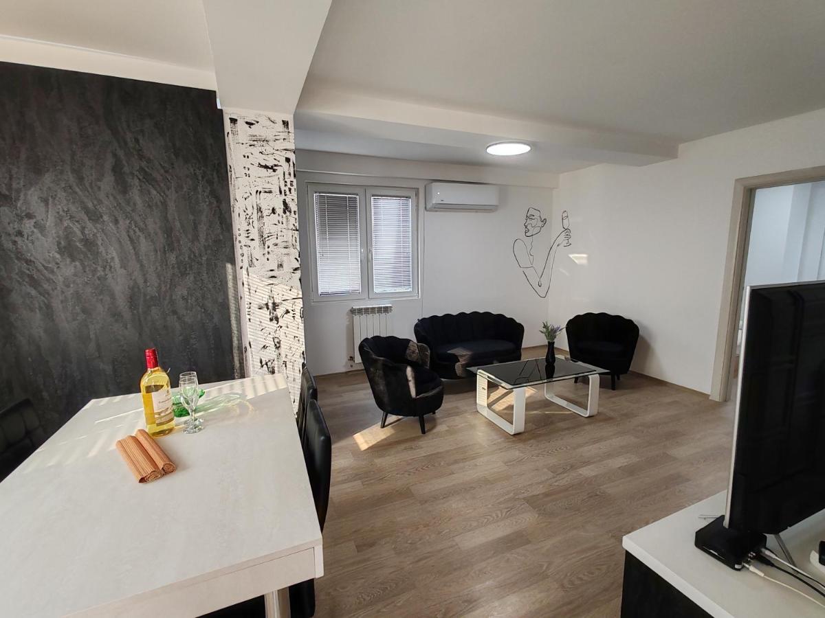 Central Modern Flat M&M Apartments Skopje Buitenkant foto