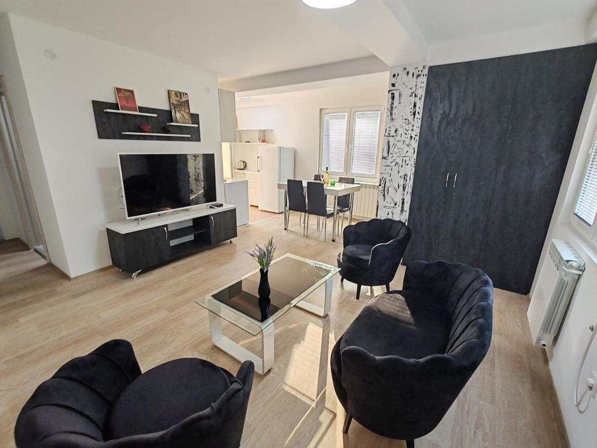 Central Modern Flat M&M Apartments Skopje Buitenkant foto