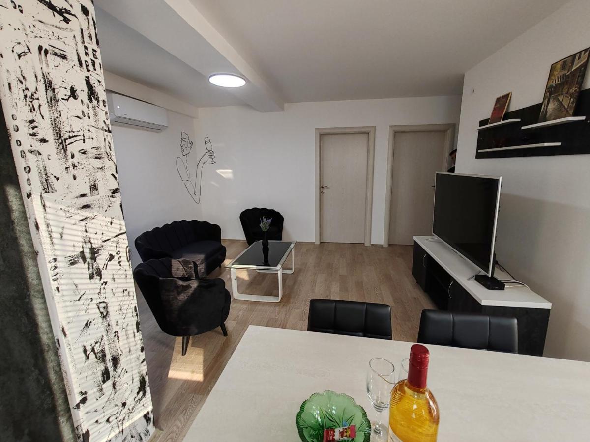 Central Modern Flat M&M Apartments Skopje Buitenkant foto